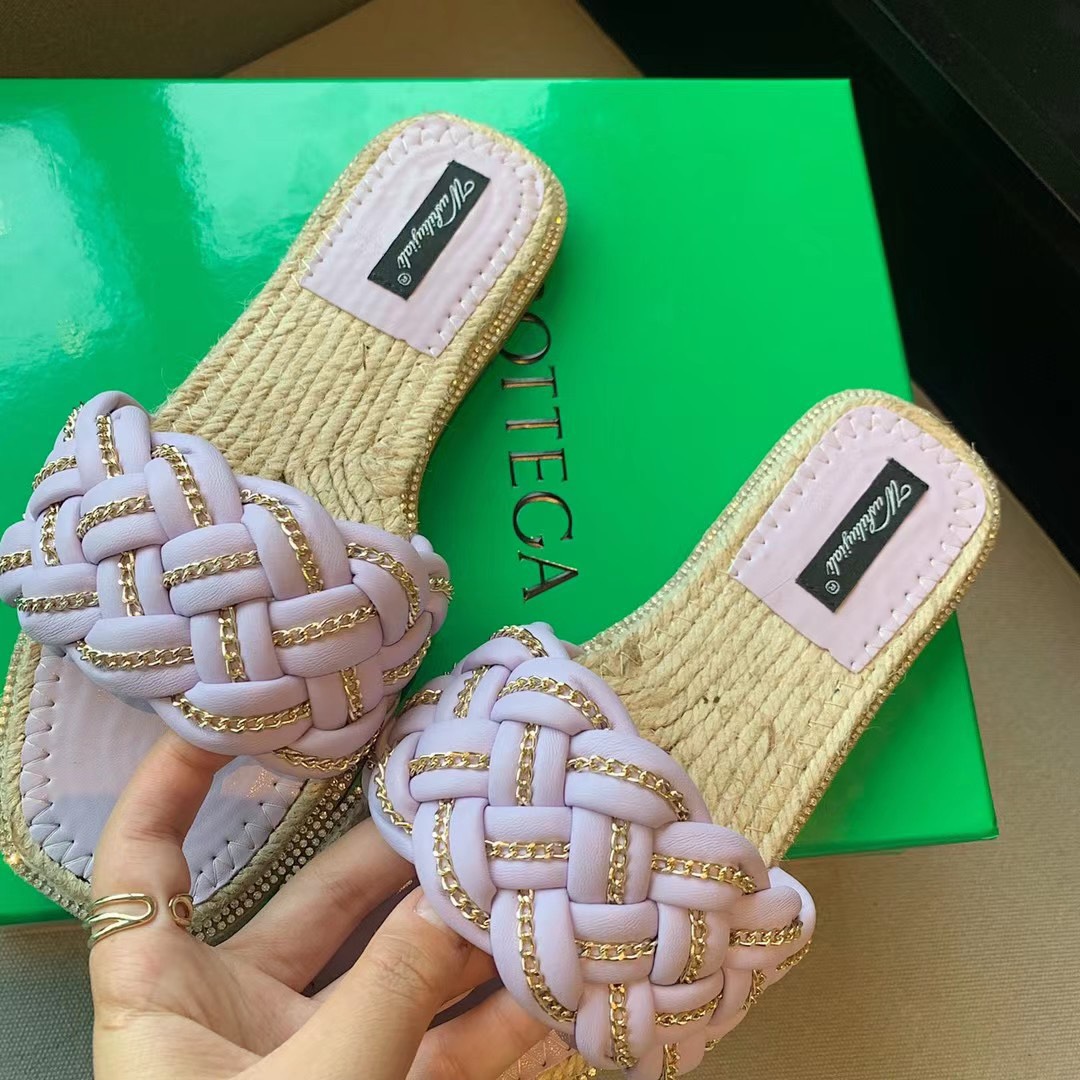 งานใหม่ พร้อมส่ง งานสวยๆพร้อมเสิร์ฟจ้า ตัวนี้ห้ามพลาด รองเท้างานอะไหล่ทอง มาใหม่ งานหนังนิ่มมากคะ ทรงสวย แมตช์กับกางเกง👖หรือกระโปรง👗ก็ได้ค่ะ ใส่สบาย แม่ค้าคอนเฟริม เหมาะกับซัมเมอร์ช่วงมากเลยค่า สาวๆห้ามพลาดนะคะ อย่าช้ารีบเลย