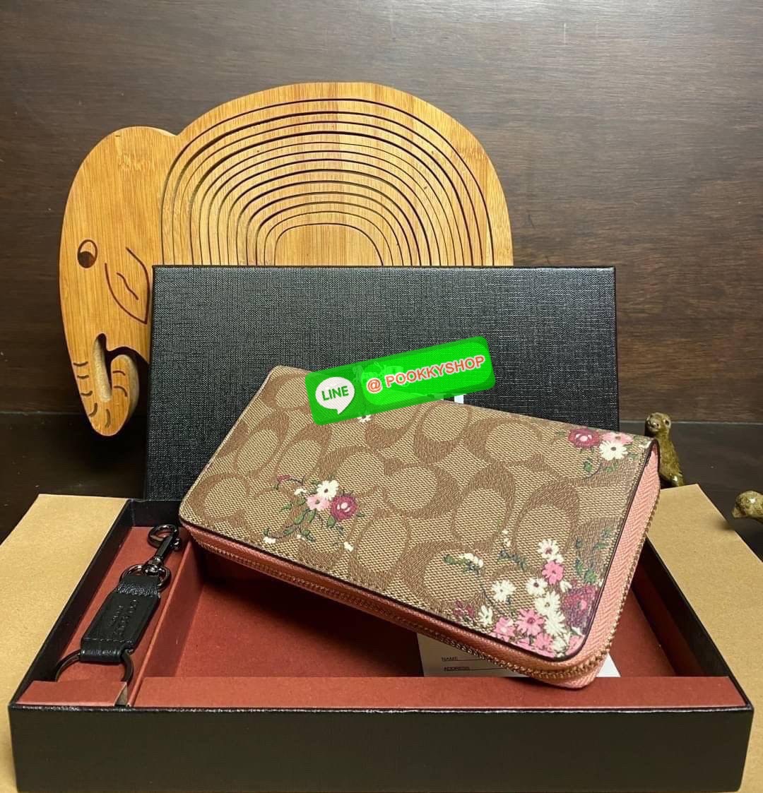 พร้อมส่ง 📌อุปกรณ์มาพร้อมกล่อง/แคร์การ์ด/ถุงกระดาษ/พวงกุญแจ COACH ACCORDION ZIP WALLET IN SIGNATURE CANVAS กระเป๋าสตางค์ใบยาว ซิปรอบ ใช้งานง่าย ด้วยฟังค์ชั้น ด้านใน ใส่บัตรได้จุใจ มีช่องซิปใส่เหรียญตรงกลาง โดนใจหลายๆคนไปเรียบร้อยและคลาสสิค เรียบหรู