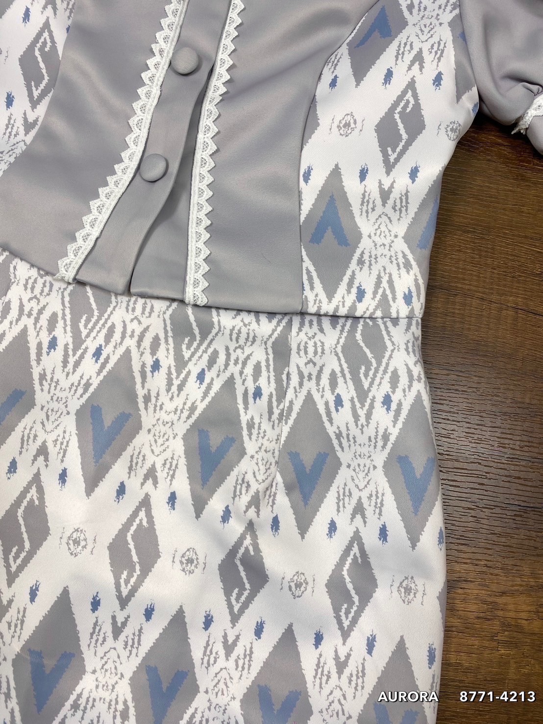 ชุดเซทแฟชั่น เซตลายผ้าไทย เนื้อผ้าหนานุ่มอย่างดี ดีเทลสวยเก๋ดูผู้ดี ไหล่แต่งโบว์