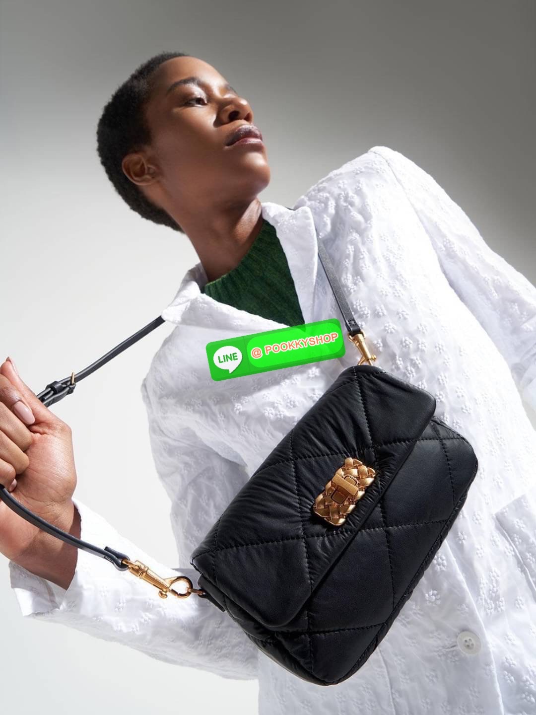Charles & Keith Puffy Metallic Turn-Lock Crossbody Bag กระเป๋าใบมินิสีสันสดใส สะพายได้หลายแบบ เพิ่มความสดใสให้กับลุคของคุณด้วยกระเป๋าสะพายข้างทรงคลาสสิก มีสายคล้องแขนถอดสายได้ เปิดปิดแบบตัวหมุนล็อก ใส่ iPhone pro max ได้พร้อมกระเป๋าเงินใบเล็ก กุญแจรถ เป็น