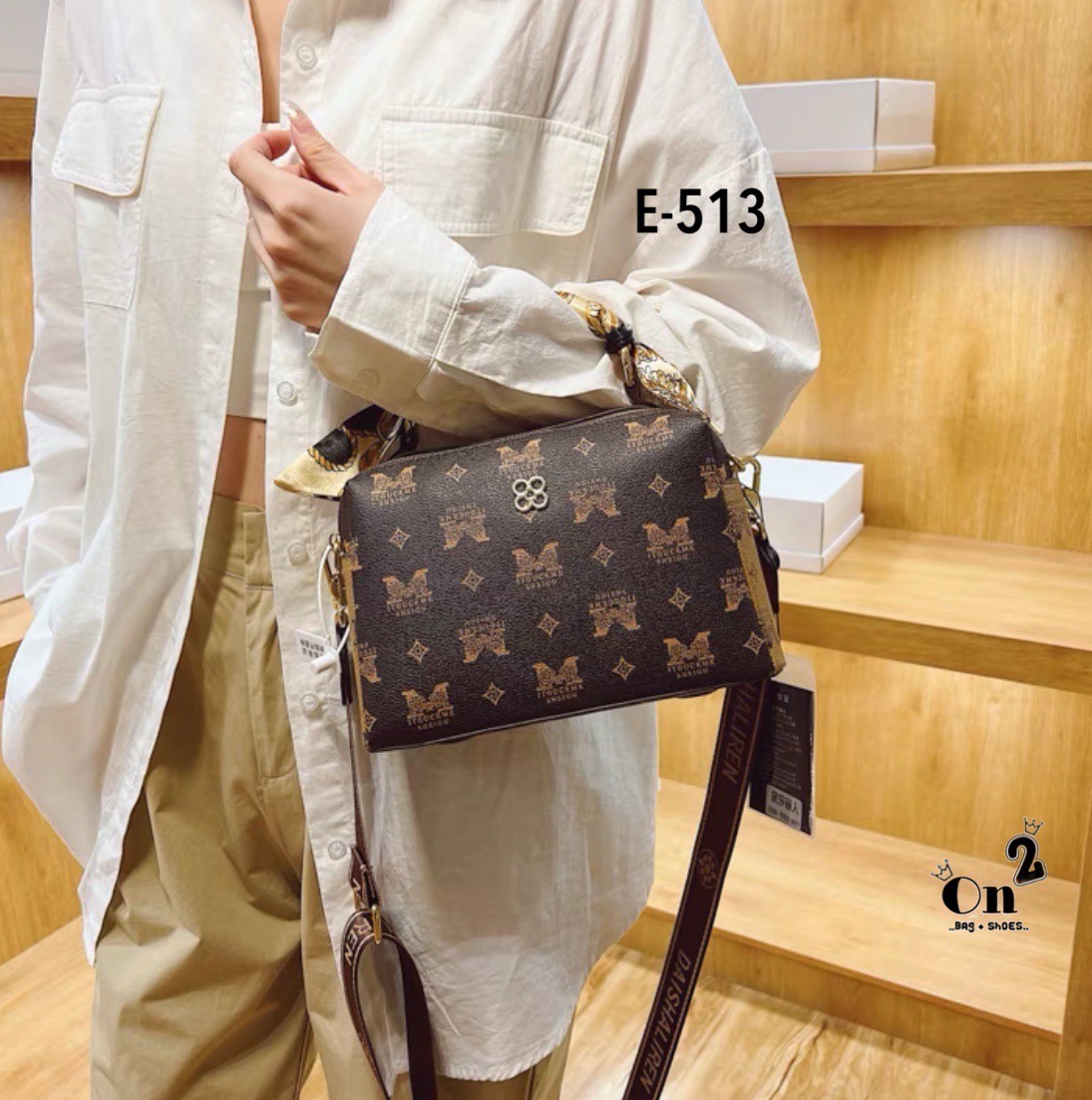 NEW-IN💘ใบนี้คือน่าร้ากก สไตล์แบรนด์😚 งานคุณภาพค่ะ ดีไซน์เกร๋ไม่เบา หูโค้งอยู่ทรงสวยค่า👏🏼เห็นปุ๊บคือชอบปั๊บบ งานดีมากก เป็นทรงหมอน จุได้เยอะ(ใส่มือถือได้) มาพร้อมสายยาว