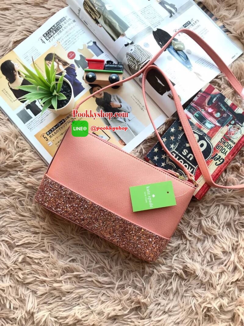 Kate Spade New York Greta Court Ramey Gritter Crossbody Bag กระเป๋าสะพายที่มีดีเทลเป็นกริชเตอร์วิ้งที่ก้นกระเป๋า ด้านบนหนังsaffiano เปิดปิดด้วยซิปเดียวด้านบน ภายในใส่กระเป๋าสตางค์ยาว มินิไอแพคได้ สายสะพายยาว118cmปรับไม่ได้ ขนาดกำลังดีสวยน่าใช้เลยคร้า!!