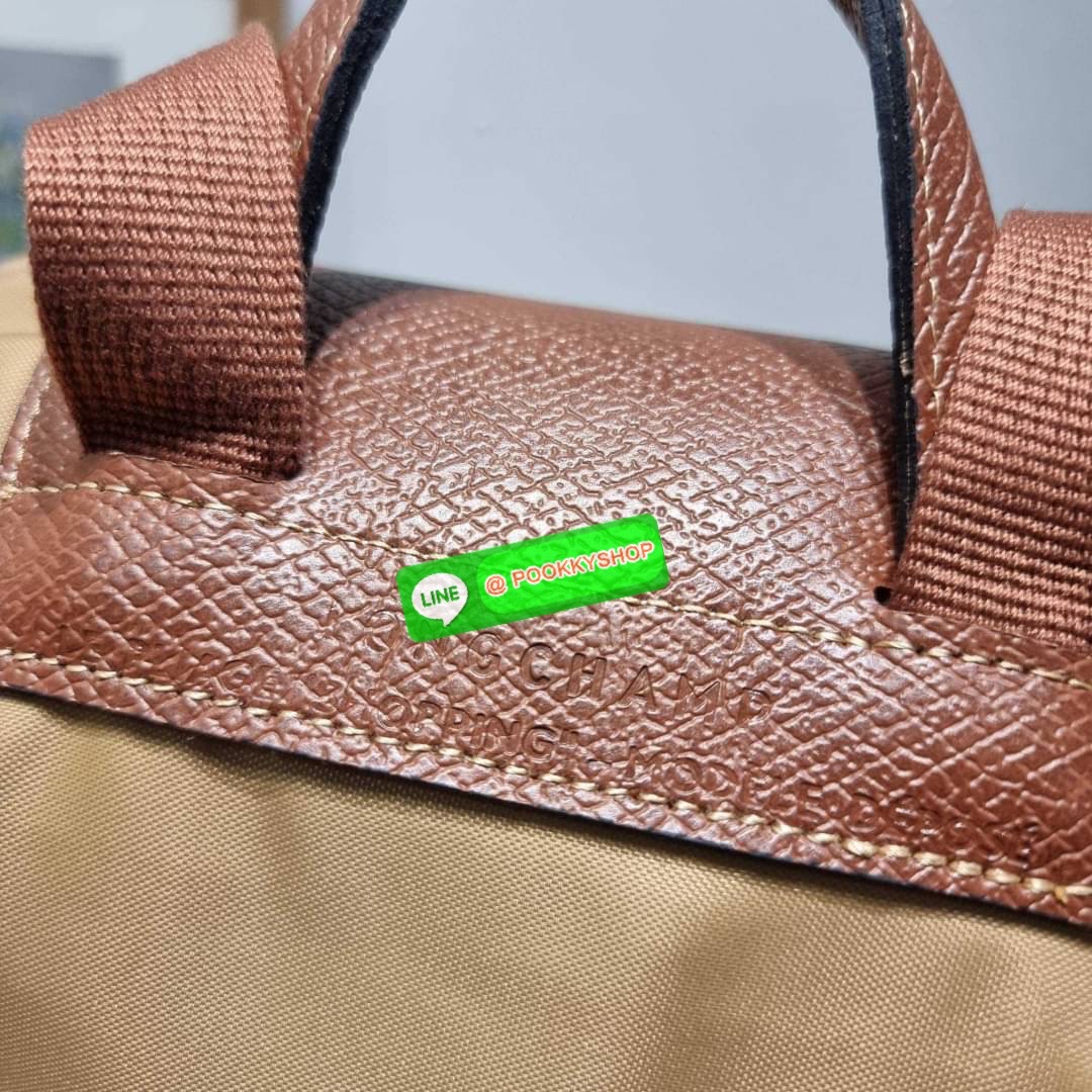 Longchamp le pliage original backpack 🔆 Details สวยคลาสสิคต้องไม่พลาด กับกระเป๋าสะพายทรงเป้ ขนาดกำลังดี น้ำหนักเบา ดีไซน์เรียบง่าย แต่ดูแพง ปากกระเป๋าออกแบบให้มีฝาปิดและซิปแน่นหนา สายสะพายสามารถปรับใช้ตามชอบ ภายในโล่งกว้าง จุของได้สบายๆ พกพาไปไหนก