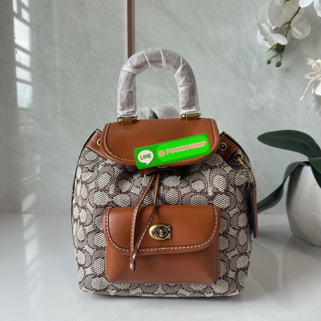 COACH RIYA BACKPACK 21 IN SIGNATURE TEXTILE JACQUARD (CH591) 🔖กระเป๋าเป้ดีไซน์ใหม่ไซส์มินิน่ารัก 🔖วัสดุ ผ้า jacquard ทอลาย ตัดสลับหนังแท้ 🔖 เปิด-ปิดแบบกระดุม ปากกระเป๋าสามารถกดล็อคเปิดปิดและมีเชือกรูดอีกชั้น ภายในโล่งกว้างใส่ของได้