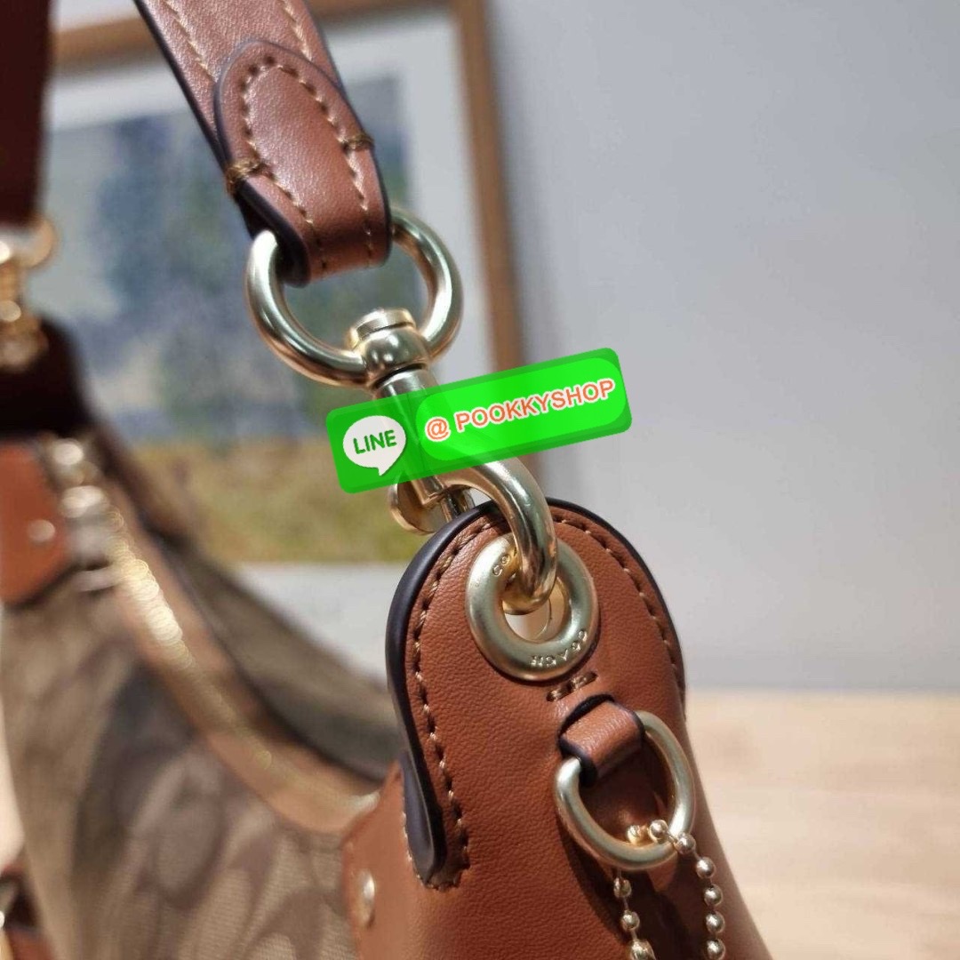COACH CI791 MARA HOBO IN SIGNATURE CANVAS 🔆 Details รุ่นใหม่ พร้อมสีใหม่ก่อนใคร กับกระเป๋าสะพายทรงโฮโบ ใบใหญ่จุใจ ดีไซน์ออกมาให้รูปทรงดูหรู สุดพิเศษที่มีสายสะพายมาให้ถึง 2 แบบ เป็นสายสั้นสำหรับสะพายไหล่ และสายยาวสำหรับสะพายข้าง สามารถสลับใช้ได้ตาม