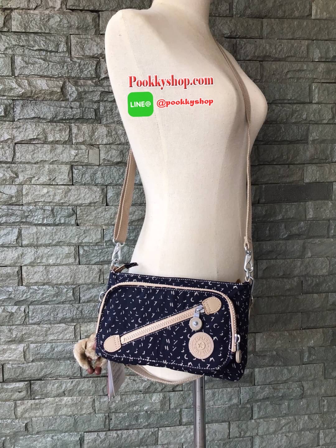 Kipling milos crossbody bag (K13696) กระเป๋าสะพายข้าง crossbody ขนาดกำลังดี มี 2 สาย สายสะพายสั้น ถือเป็นทรงพอรช์(pochette)ถอดเปลี่ยนสลับกับสายยาวได้ มีช่องซิปใช้งาน3ช่อง 2ช่องใหญ่ภายในมีเล็กแยกเป็นสัดส่วน ใส่มินิไอแพค กระเป๋าสตางค์ยาวได้ ด้านหน้ามีช่องซิ