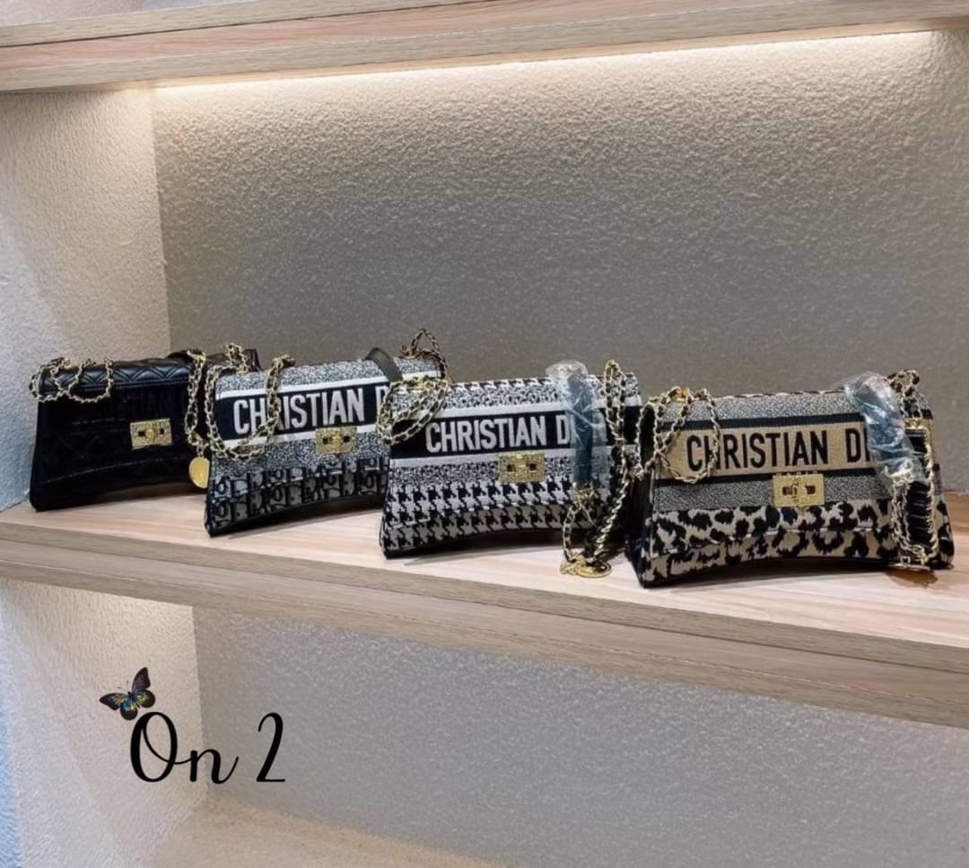 Dior bag กระเป๋าสะพาย Dior ผ้าทอลายดิออ แต่งอะไหล่สีทองสวยมากค่ะ ปั๊มทุกจุด มาพร้อมสายสะพายยาวcross body ได้ค่ะ