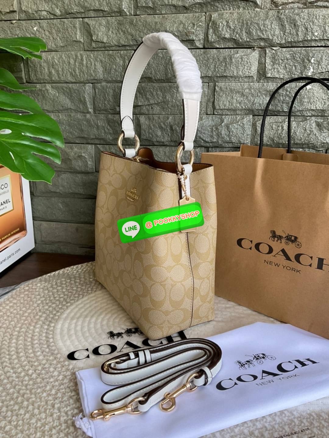 COACH SMALL TOWN BUCKET BAG IN SIGNATURE CANVAS รุ่น 2312 Collection บักเก็ตคลาสสิค รุ่นยอดนิยม กำลังมาแรงมากๆ กระเป๋าสะพายไหล่ และ Cross Body วัสดุหนังแคนวาสอย่างดี มาพร้อมสายสะพายสะพายไหล่ถอดออกไม่ได้ / สายสะพายยาว สายถอดออกได้ มี 3 ช่องใช้งาน