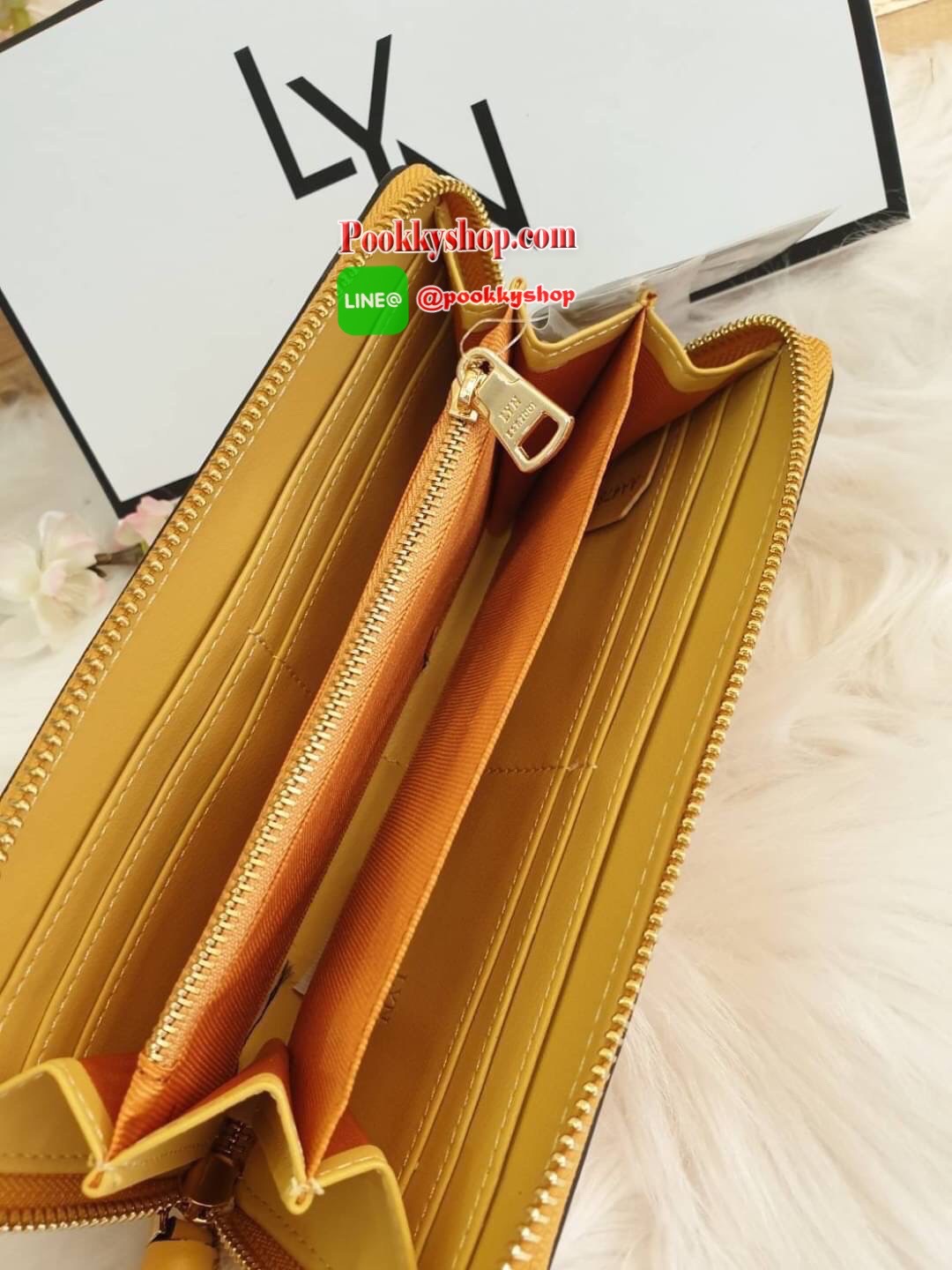 LYN long wallet ด้านหน้าติดโลโก้แบรนด์ สีสวยสดใส รุ่นนี้เรียบหรู ดูดี เปิดปิดด้วยซิบ ด้านในมีช่องใส่บัตร ช่องใส่แบงค์ และช่องกลางใส่เหรียญเป็นช่องซิป และยังมาพร้อมกับ ตัวจับซิปแต่งหมุด ดูดีมีราคาเชียว สวยเก๋ๆแบบนี้ต้องมีไว้เป็นเจ้าของนะเธอจ๋า