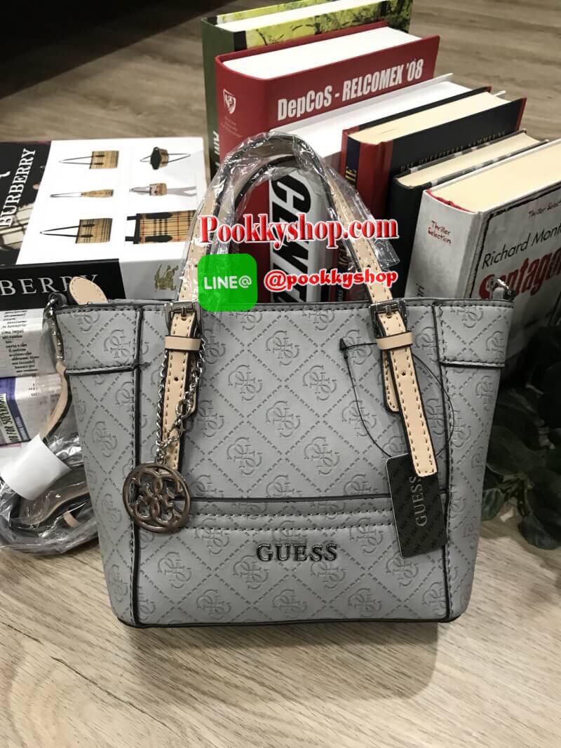 NEW ARRIVAL! GUESS DELANEY CROSS BODY BAG กระเป๋าถือหรือสะพายรุ่นที่ฮิตและขายดีที่สุดจาก GUESS FACTORY คอลเลคชั่นใหม่วัสดุหนังเรียบปั้มลาย GUESS Signature รอบใบสวยหรูอยู่ทรง ขนาดกำลังดี น้ำหนักเบา ด้านหน้าประดับโลโก้พร้อมพวงกุญแจโลโก้แบรนด์ห้อยที่หูหิ้วถอ