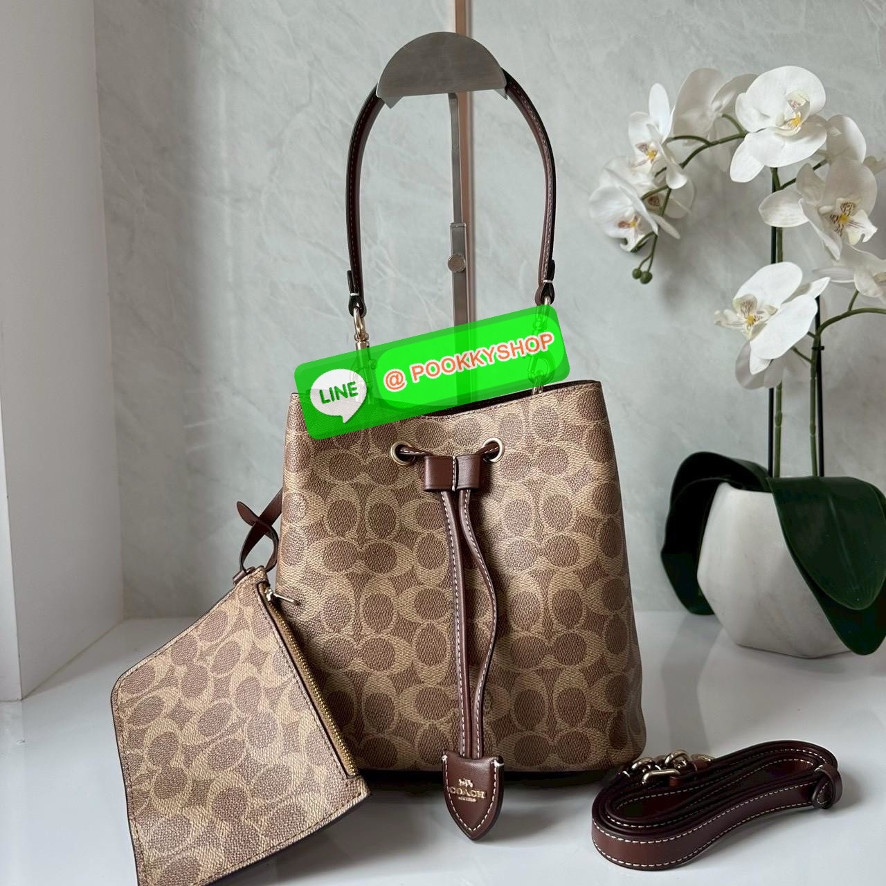 Coach Roan Bucket Bag Signature Canvas CBH07 กระเป๋าทรงบัคเก็ตใบเก๋ ดีไซน์คลาสสิก ลายซิกเนเจอร์สุดฮิต ใส่ได้ทุกโอกาส มาพร้อมสายสะพายปรับได้ ถอดได้ ใช้งานได้ทั้งสะพายไหล่ / crossbody / handheld