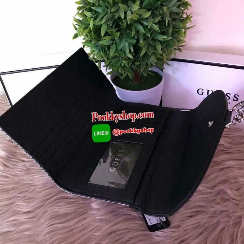 Guess leather wallet กระเป๋าสตางค์ใบกลาง ด้านหน้าแต่งโลโก้แบรนด์โลหะสวยหรูลายซิกเนเจอร์ของแบรนด์ ภายในมีช่องใส่ธนบัตร บัตรต่างๆ ช่องใส่รูป มีช่องยาว 3 ช่อง ใส่ธนบัตร ด้านหลังมีช่องซิปใส่เหรียญ ปิดเปิดใช้งานสะดวก ถือถนัดมือ ขนาดกำลังพอเหมาะ ดีไซร์หรูสวยงาม