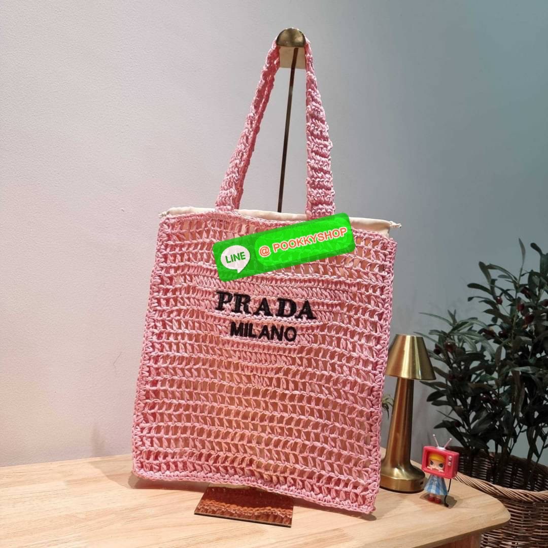 PRADA RAFFIA TOTE BAG สวยไม่ซ้ำใคร สไตล์บีช เหมาะมากกับการสะพายไปเที่ยวทะเล หรือจะใช้ในวันสบายๆก็ตอบโจทย์ กับกระเป๋าสะพายสานใบใหญ่ ตัวกระเป๋าเป็นวัสดุสังเคราห์จากธรรมชาติ สานทอเต็มใบออกมาเป็นลวดลายสวยงาม มีกระเป๋าซับในให้ สำหรับใส่ของเป็นสัดส่วน และรูดปาก