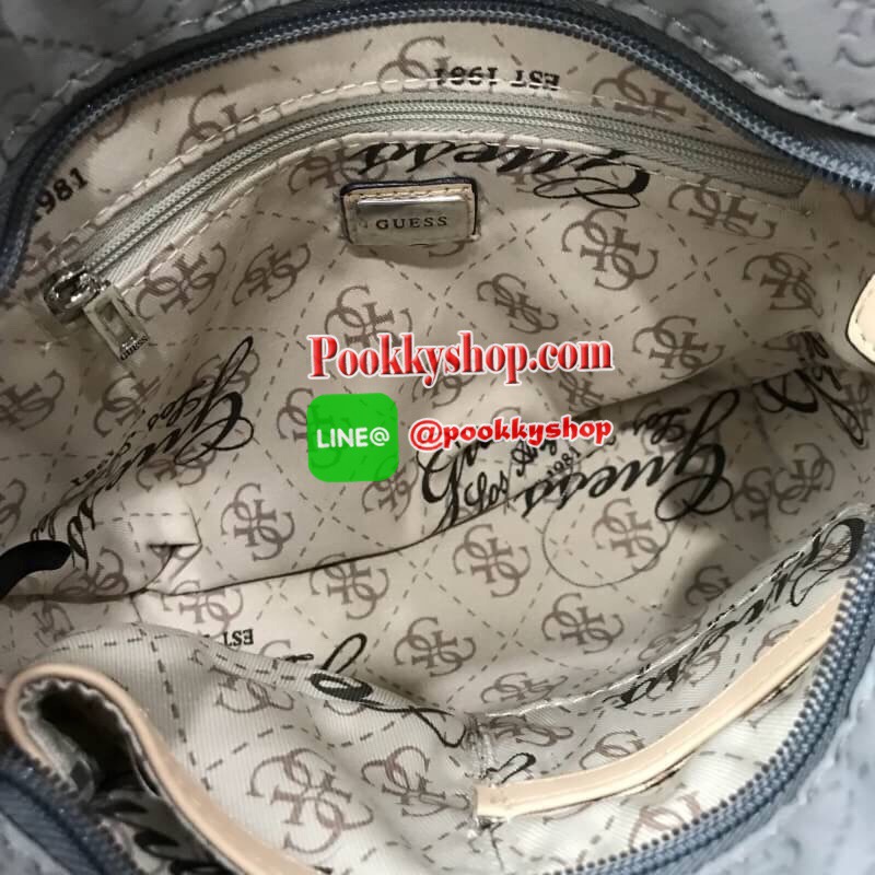 NEW ARRIVAL! GUESS DELANEY CROSS BODY BAG กระเป๋าถือหรือสะพายรุ่นที่ฮิตและขายดีที่สุดจาก GUESS FACTORY คอลเลคชั่นใหม่วัสดุหนังเรียบปั้มลาย GUESS Signature รอบใบสวยหรูอยู่ทรง ขนาดกำลังดี น้ำหนักเบา ด้านหน้าประดับโลโก้พร้อมพวงกุญแจโลโก้แบรนด์ห้อยที่หูหิ้วถอ