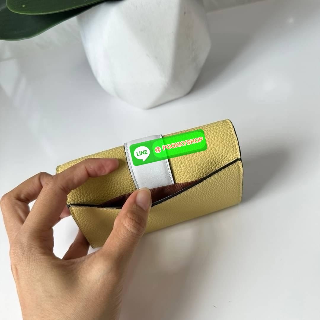 Coach Medium Grace Wallet (Cl421) 🔖กระเป๋าสุดหรูใบกลาง ขนาดกำลังดีกระทัดรัด 🔖วัสดุ : pebble leather 🔖ภายในมีช่องใบบัตรเครดิต 6 ช่อง มีช่องใส่เหรียญแยก สามารถใส่ธนบัตรแบงค์พันได้คะ