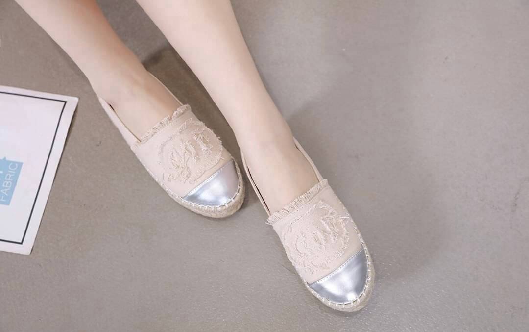 Chanel canvas slippers ผ้าใบCanvas ทรงslippers อีกตัวที่มากี่ครั้งก็ฮอต ด้านหน้าผ้าสามารถตัดให้เป็นโลโก้ CC ได้คะ หรือจะใส่แบบ OO ก็น่ารัก เป็นCanvas เทห์ๆใส่ง่าย ถอดสะดวก พร้อมจ้า...มาตำกันได้เลยจ้า