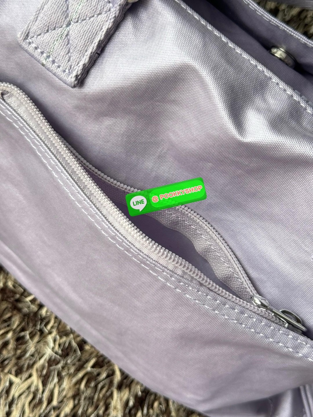 Kipling revir limited Japan shoulder bag เป็นอีกหนึ่งกระเป๋าสุดอเนกประสงค์สามารถใช้งานหลายรูปแบบทั้งกระเป๋าสะพายข้าง สะพายไหล่ หรือกระเป๋าถือด้วยสายสะพายที่สามารถปรับระดับและถอดออกได้ ดีไซน์คลาสสิกและเรียบง่ายพร้อมประดับโลโก้และลิงอันเป็นซิกเนเจอร์ แมตช์ก