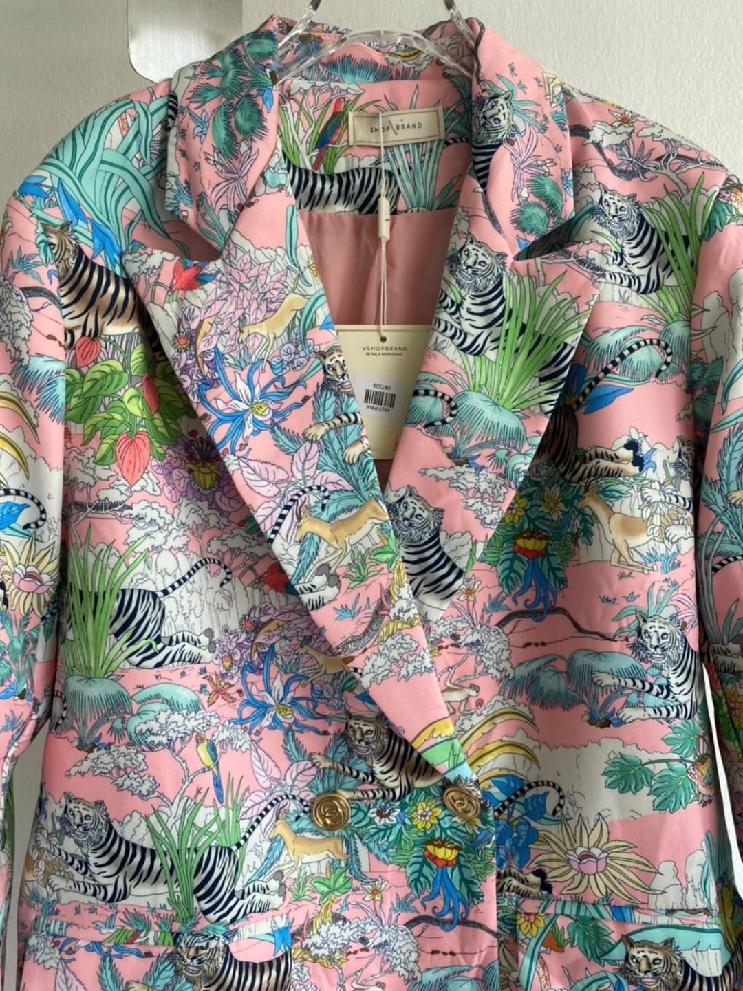 เบลเซอร์สูทลาย animal สีสันจัดจ้าน ต้อนรับซัมเมอร์ไปเลยค้า ตัวสูทคัตติ้งเนี้ยบ ทรงoversize เย็บซับติด งานสวยมากๆค่ะ
