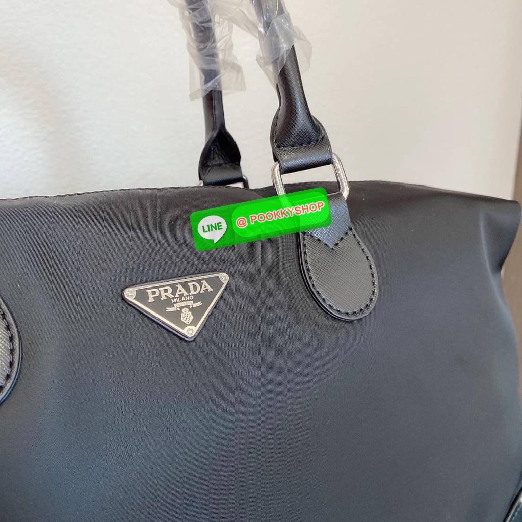 New Arrivals!!!PRADA Bag Premium gift กระเป๋าเดินทางขนาดใหญ่ วัสดุ Nylon กันน้ำ อะไหล่เงิน ถือหรือสะพายไหล่ได้ น้ำหนักเบาจุของได้เยอะ เดินทางต่างจังหวัดได้สบายๆ ด้านในโล่งมี1ช่องซิป และช่องจัดระเบียบอีก3ช่อง ซับใบผ้าลายแบรนด์หรู สายยาวถอดสายได้ปรับระดับได