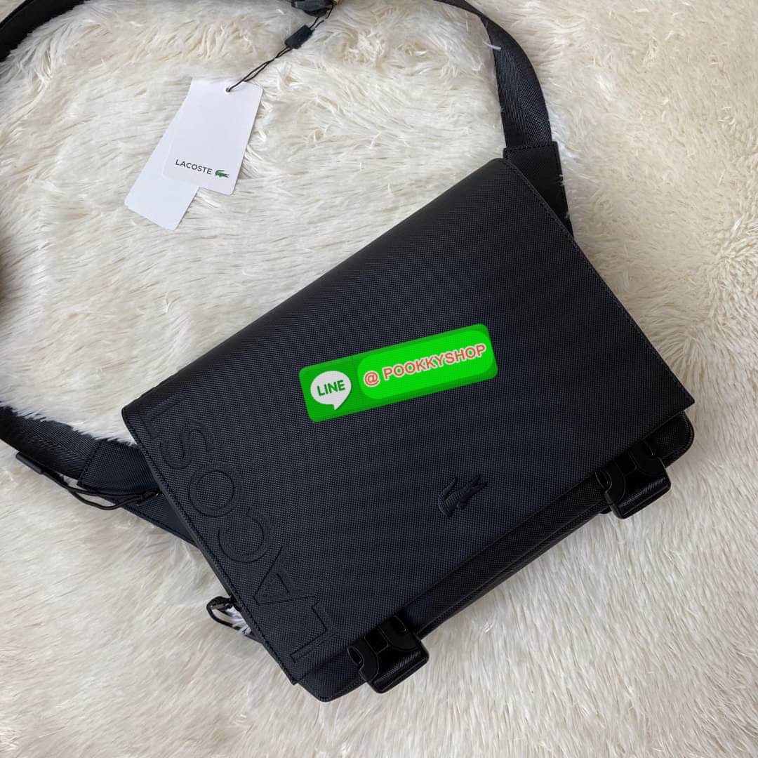 Small Pouch วัสดุ PVC คุณภาพดีตามแบบฉบับแบรนด์ น้ำหนักเบา กันน้ำ ด้านหน้ามีโลโก้เหล็ก ฝาเปิดปิดด้วยคลิปล๊อค 2 ด้าน ช่องหลัก ด้านในมีช่องซิปพร้อมหัวซิปแบรนด์ ใส่กระเป๋าสตางค์ใบยาว ipad มือถือ ของจุกจิกได้เยอะ ด้านหน้ามีช่องใส่ของ 1 ช่องปิดด้วยซิป พร้อมสายส