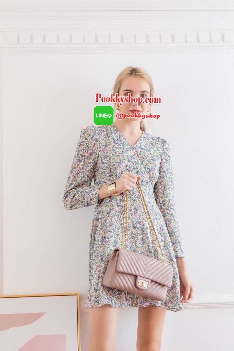 มาเพิ่มละค่า งาน Best Seller พร้อมสีใหม่สวยๆ มาให้เลือกเพิ่มอีก 2 สี !! KEEP รุ่น shoulder chevron chain handbag สวย หรู มากๆ เลยน๊า กระเป๋าอยู่ทรง หนังตัวใหม่ Microfiber สวย ทนกว่าเดิม ตัวกระเป๋าเย็บประณีต สายโซ่ปรับ สั้น ยาวได้คะ ภายในสีแดง มีช่องใส่ของ