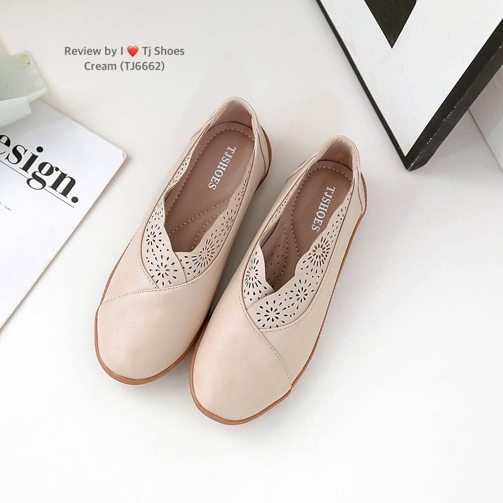 พร้อมส่งรองเท้าเพื่อสุขภาพ ที่ทั่งเกร๋ทั้งน่ารักสุดๆ รองเท้ารุ่นนี้เป็นงานสั่งทำพิเศษ หนังนิ้มนิ่ม มีรูระบายอากาศใส่แล้วเท้าไม่อับ น้ำหนักเบา ใส่นุ่มเดินทั้งวันได้สบายมากๆ ส้นยางเกรดพรีเมี่ยมอย่างดี แมทกับชุดอะไรก็เกร๋ เป็นรุ่นแนะนำ ซื้อไปรับรองไม่ผิดหวัง