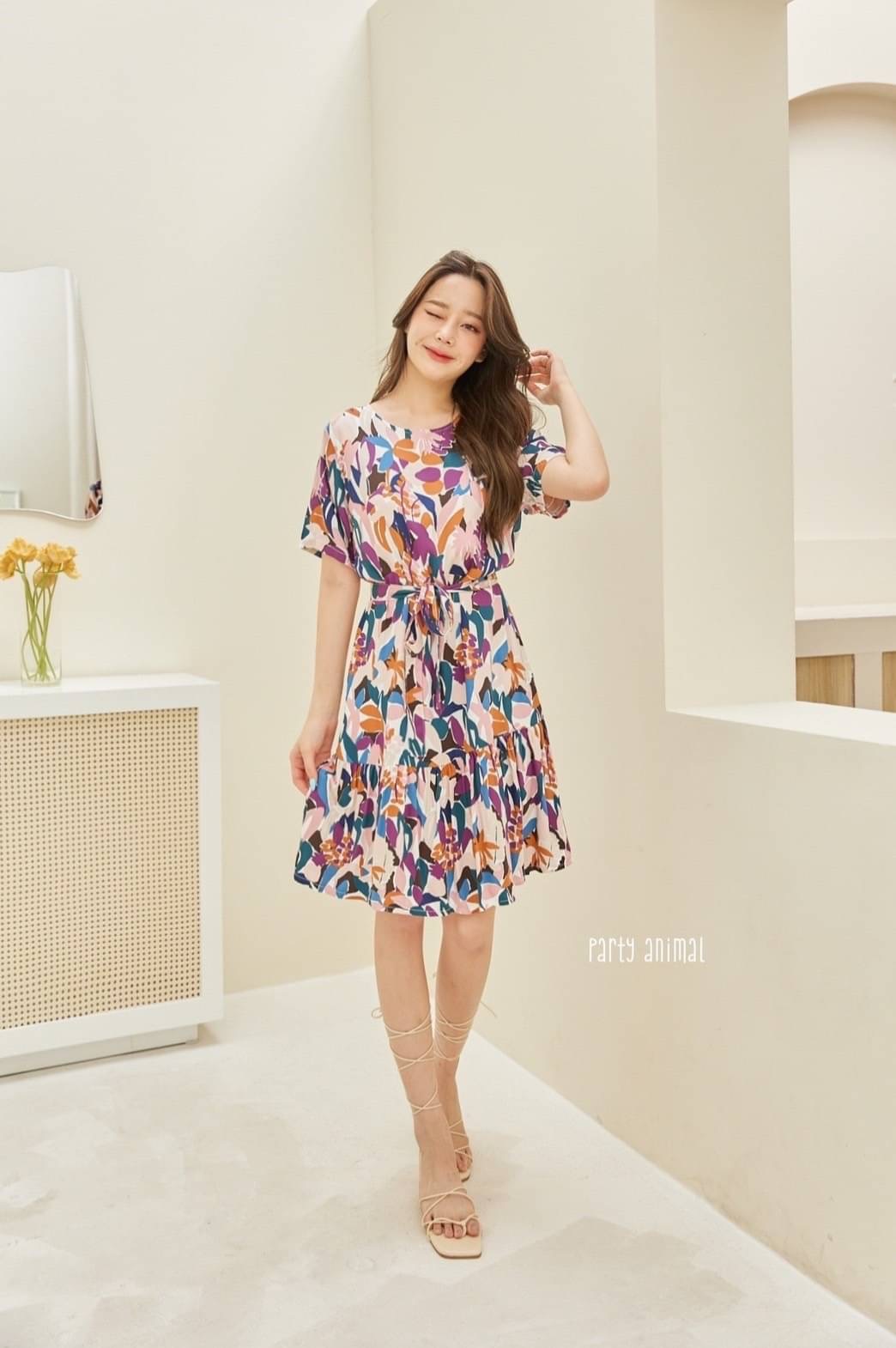 รอบนี้เป็นลายดอกไม้สีน่ารักมากค้าา เดรสคอกลมทรงแขนสั้นต่อชายระบาย ทรงน่ารักใส่ได้บ่อยๆค่ะ ผ้า cotton เนื้อนุ่มใส่สบายค่ะ มีซับในตัวให้ด้วย ซิปหลัง มีกระเป๋าล้วงด้านข้าง มาพร้อมสายผูกเอวค้า
