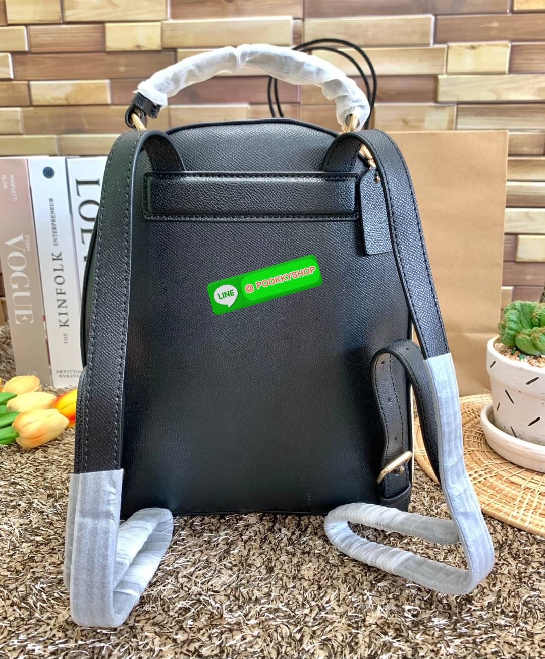 COACH JORDYN BACKPACK ((C2732//76623)) 🌹🌹ไม่มียังไงไหว ต้องบอกว่าน้องสวยมากๆค่า! กระเป๋าสะพายหลังแบบมีหูหิ้ว หนังแแท้ ลายหนังสวยน่าใช้มากค่ะ ด้านหน้ามีช่องซิปใส่มือถือหรือของจุกจิกลงไปได้ค่ะ เปิด-ปิดกระเป๋าแบบซิปคู่ห้อยหนัง ภายในกว้างใส่สั