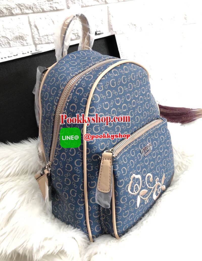 New arrival GUESS WOMEN’S CURRAN BACKPACK ONE SIZE HANDBAG พร้อมส่งค่ะ!!!! กระเป๋าสะพายหลังแบบมีหูหิ้ว Lining+Polyester 100% หนังนิ่ม น้ำหนักเบา รู้สึกได้ตอนสัมผัสนะค่ะ ออกแบบลาย Gทั้งใบ ด้านหน้าติดโลโก้แบรนด์ ปักลายดอกแบบกนกได้สวยงามมากๆค่ะ มีชีองซิปหน้า