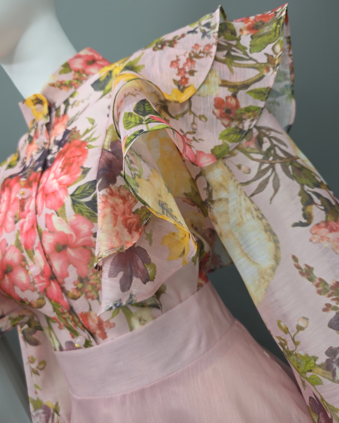 ชุดเซทแฟชั่น เซ็ตเสื้อคอกลมแขนยาว+กระโปรงยาว แต่งระบายตัวเสื้อหน้าและหลัง