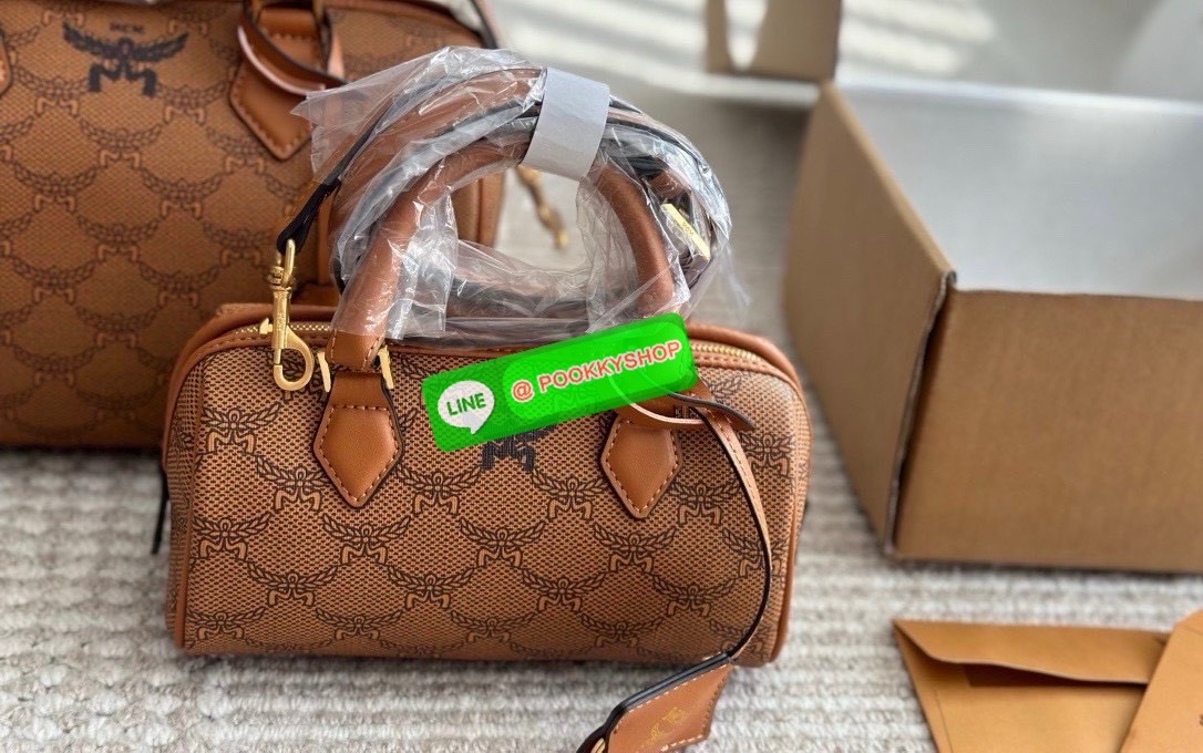 ð MCM Aren Boston Bag in Visetos Canvas ð âĒ āļāļĢāļ°āđāļāđāļēāļāļĢāļāļŦāļĄāļāļāļŠāļļāļāļāļĨāļēāļŠāļŠāļīāļ āļĢāļļāđāļ Aren Boston Bag âĒ āļ§āļąāļŠāļāļļ Lauretos / Visetos Coated Canvas āļĨāļēāļĒāđāļĄāđāļāđāļāļĢāļĄāđāļāļāļĨāļąāļāļĐāļāđāļāļāļ MCM âĒ āļāļĩāđāļāļāđāđāļāļĢāļāđāļāđāļāļāļĢāļ Boston āļŦāļđāļāļąāļāļŦāļāļąāļāđāļāđ āļāļąāļāļāļāļąāļāļĄāļ·āļ