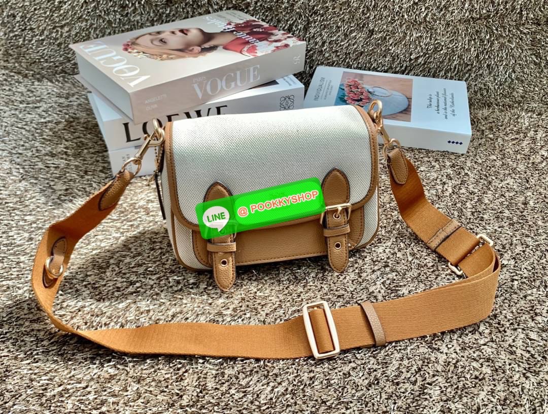 COACH LUCY CROSSBODY BAG((CA622)) 🔹พร้อมส่ง กระเป๋าสะพายแบบครอสบอดี้ร์ ทรงเก๋ วัสดุ แคนวาส+หนังแท้ ได้ลงตัวสวยงาม 🔹เปิดปิดกระเป๋าแบบกระดุมแป๊กสองข้าง ภายในมีข่องให้ใส่ของ3ช่องด้วยกัน ช่องค่อนข้างกางออกได้กว้าง จุของได้หลายอย่างเลยค่ะ มีช่อ