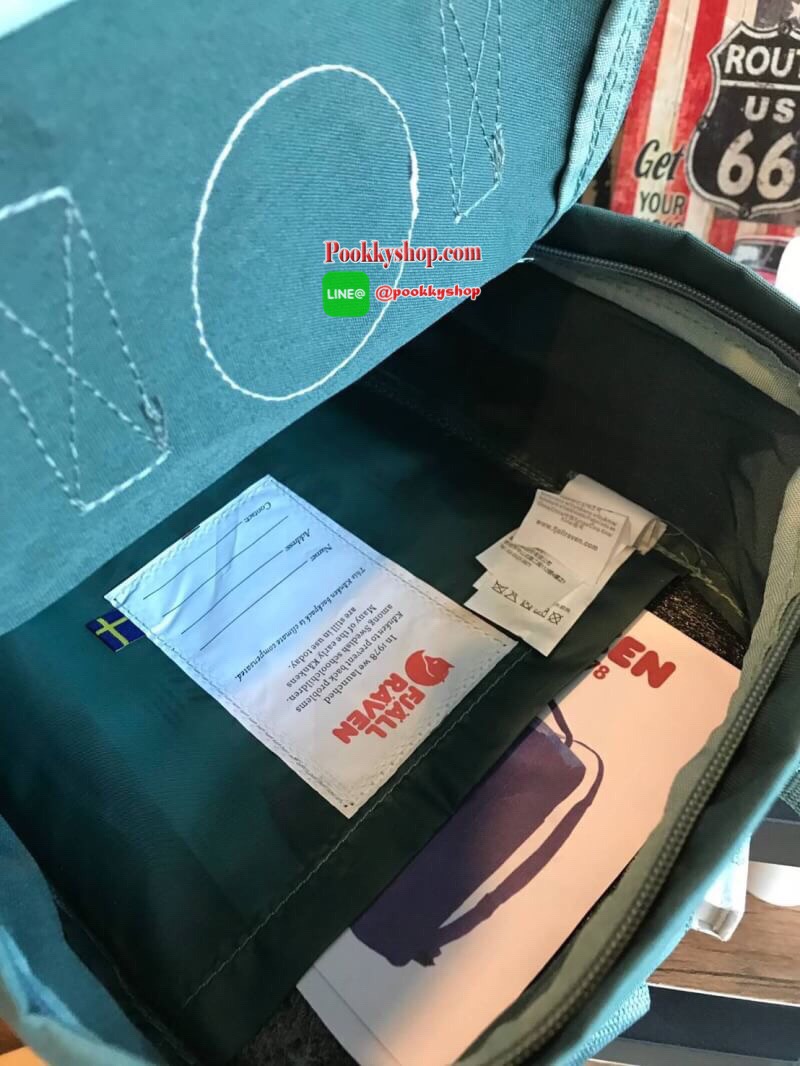 Kanken backpack รุ่น mini แบรนด์ดังจากสวีเดนที่นิยมกันมากในหมู่วัยรุ่น กระเป๋าเป้ที่มีน้ำหนักเบา แต่มีความทนทาน และช่องว่างต่างๆมากขึ้น มีซิปหน้าสำหรับใส่ของกระจุกกระจิก และหูหิ้วทั้งด้านหน้าและด้านหลัง สำหรับการหิ้วถือได้สะดวก ใส่มินิไอแพค กระเป๋าสตางค์ย