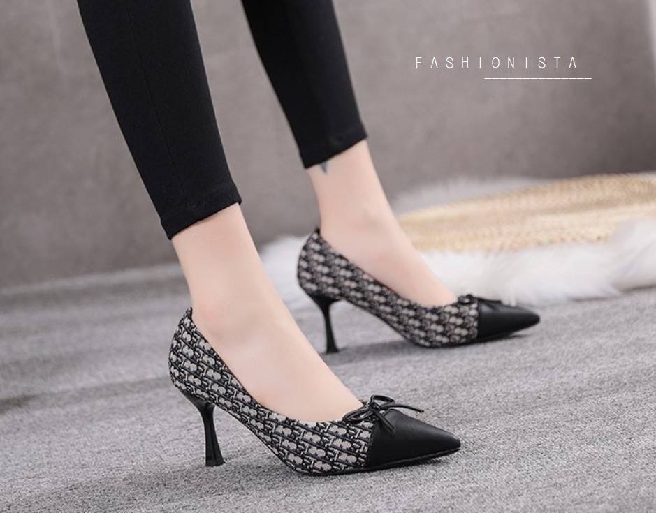 สินค้าล็อตใหม่เข้าเพิ่ม พร้อมส่งค่ะ หรูหราดูดีมีระดับ งานสวยมากเว่อร์!! รองเท้าคัชชูส้นสูงทรง casual วัสดุหนัง pu เนื้อหนาขึ้นทรงคุณภาพดี บุผ้าทอลายสไตล์แบรนด์ดิออร์ ส้นสูง 7 c.m. เพิ่มความเก๋ตกแต่งโบว์ด้านหน้า ใส่แล้วดูเท้าเรียว ลุคนี้เรียบหรูดูแพงมากๆค่