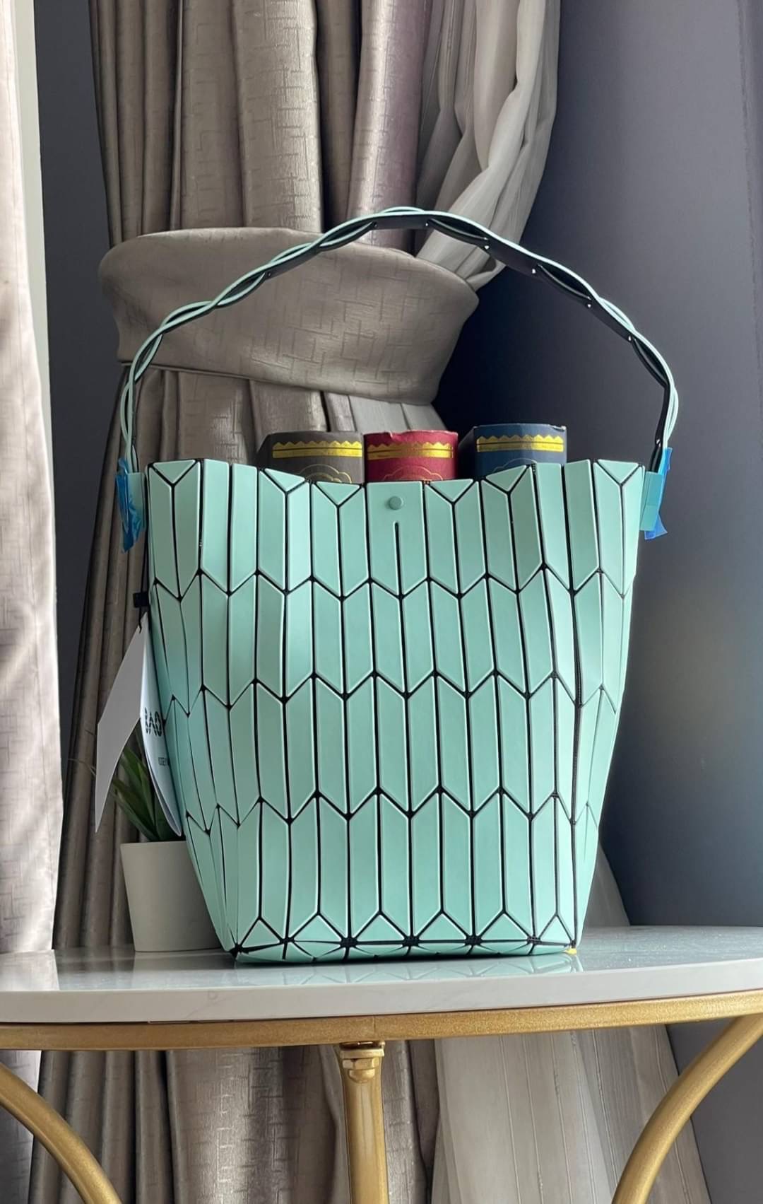 💕Baobao Issey Miyake Large Bucket กระเป๋าบัคเก็ตขนาดใหญ่สามารถใช้ใส่ร่มพับได้หรือขวดน้ำขนาดเล็กได้ ซีรีย์ใหม่นี้มีจุดเด่นที่แผ่นรูปทรงสี่เหลี่ยมด้านขนานในแนวตั้ง เกิดเป็นรูปทรงสามมิติซึ่งแตกต่างไปจากรูปทรงที่เกิดขึ้นจากแผ่นสามเหลี่ยม หูหิ้วสามารถข