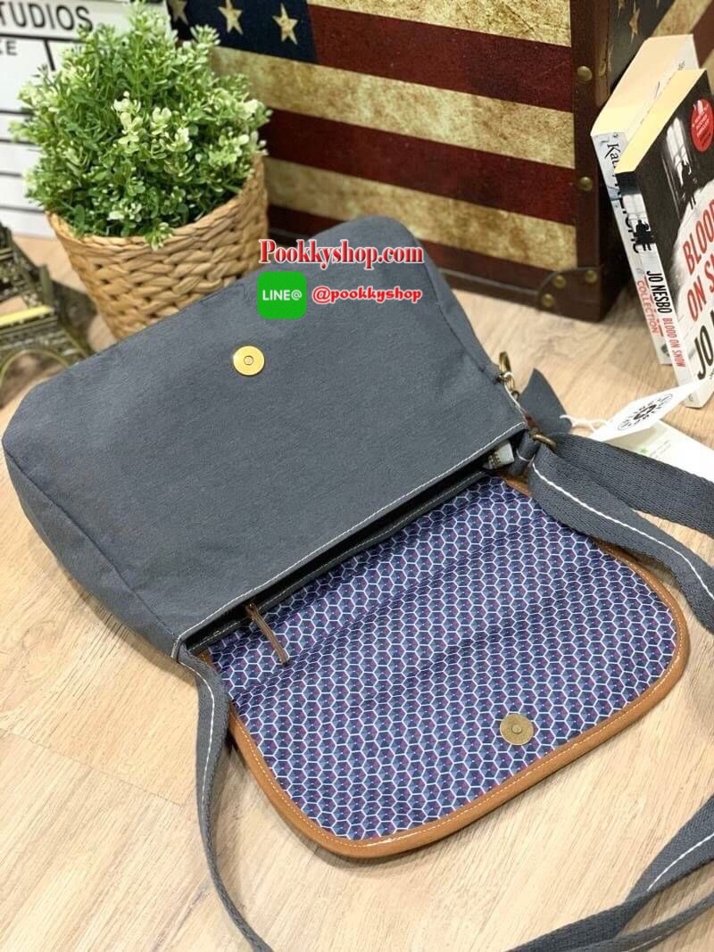 Kipling CARTERA KOUROU Crossbody Bag รุ่นใหม่สำหรับทรงครอสบอดี้ สไตล์สุดฮิตกับการใช้งานที่ง่าน หยิบจับของได้อย่างสะดวกสบาย เปิดปิดด้วยกระดุมแม่เหล็กและซิปด้านใสเพิ่อความปลอดภัย วัสดุ 100% Polyester ลายผ้าบุด้านในดูมีดีเทล สายสะพายปรับได้ฟรีไซส์ ปรับดับพวง