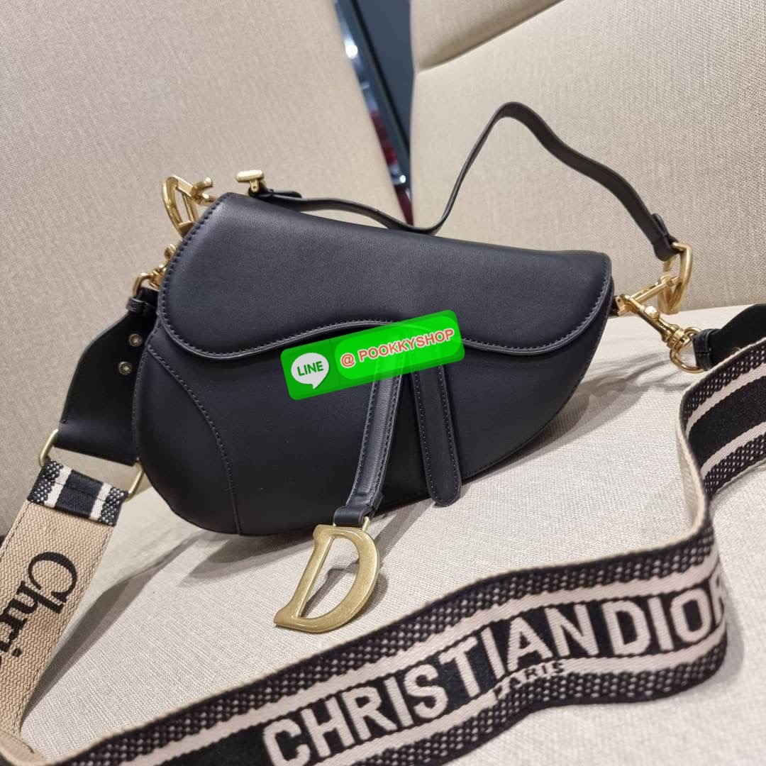 CD SADDLE BAG CALFSKIN กระเป๋าสะพายข้างพรีเมี่ยมกิ๊ฟ ทรงสวยไม่ซ้ำใคร กิมมิคในตัว ดูแพง ไซส์ใหญ่ ดีไซน์ย้อนยุค เป็นเอกลักษณ์สวยทุกแบบ เปิด-ปิดด้วยกระดุมแม่เหล็กซ่อน ใช้งานง่ายมากๆ ภายในเป็นช่องโล่ง มีช่องซิป วัสดุหนังลูกวัวฟอกสี ใส่ของสำคัญได้เลย หมดห่วง ม