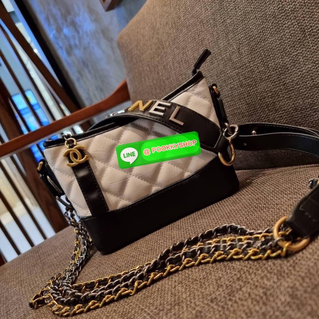 RESTOCK!! LIMITED SHOULDER BAG พรีเมี่ยมกิ๊ฟ Chanel ไซส์คลาสสิค กระเป๋าสะพายข้าง/ไหล่ หนังสังเคราะห์ นิ่ม หรู มาพร้อมพวงกุญแจสัญลักษณ์แบรนด์ พิเศษ!! สายคล้อง jumbo font เพิ่มดีเทลความแพง อะไหล่พร้อมโซ่สะพายสีทองสลับสีเงินรมดำ สามารถสะพาย crossbody หรือสะพ