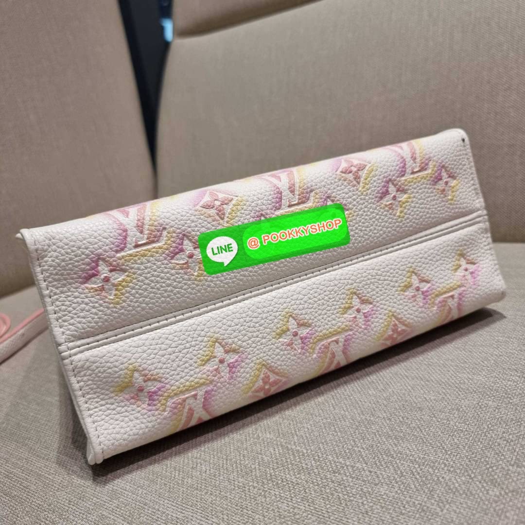 New arrival!! LV crossbody tote bag ดีไซน์ใหม่ น่ารัก ละมุน น่าใช้มาก จากเคาน์เตอร์ dutyfree กระเป๋าทรงโท้ทที่ใครเห็นต้องเป็นคลั่งรัก ดีไซน์คลาสสิค ผู้ดี หรูหรา โทนสีใช้งานง่าย ทุกสไตล์ วัสดุหนัง pepble มาพร้อมหูจับในตัว คล้องแขนก็ดูแพง หรือจะเกี่ยวสายครอ