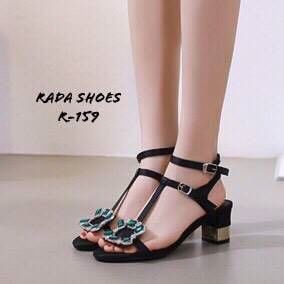 ใครรออยู่ ... ด่วน!!!เลยจ้า สวยถูกมาก... 2019 New Shoes ... รองเท้าโรเจอร์ เพชรเขียว รองเท้า พร้อมส่ง ... รองเท้าแบบใหม่ล่าสุด โรเจอร์เพชรเขียว แบบปังมาก กนะตอบรับใส่สวย สูง 3 นิ้ว งานรัดส้น สายตะข้อเกี่ยว ปรับระดับขนาดได้งานเพชรอลัง สวยสมัยใหม่จ้า