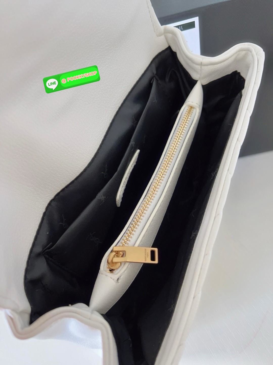 มีไม่มากหมดล็อตราคานี้ไม่เข้าแล้วจ้าา เป็นอีกรุ่นที่ไม่ว่าช่วงเวลาไหนก็พกพาได้ตลอดวันเช้ายันค่ำได้เลย มันเริ่ดมากค่าสาวๆ! SAINT LAURENT COLLEGE MEDIUM CHAIN QUILTED BAG 🔖พร้อมส่ง! รุ่นที่ใช้แล้วไม่เบื่อ กับ YSL หนังแกะอย่างดี หนานิ่มลายสวยมากๆ มีห