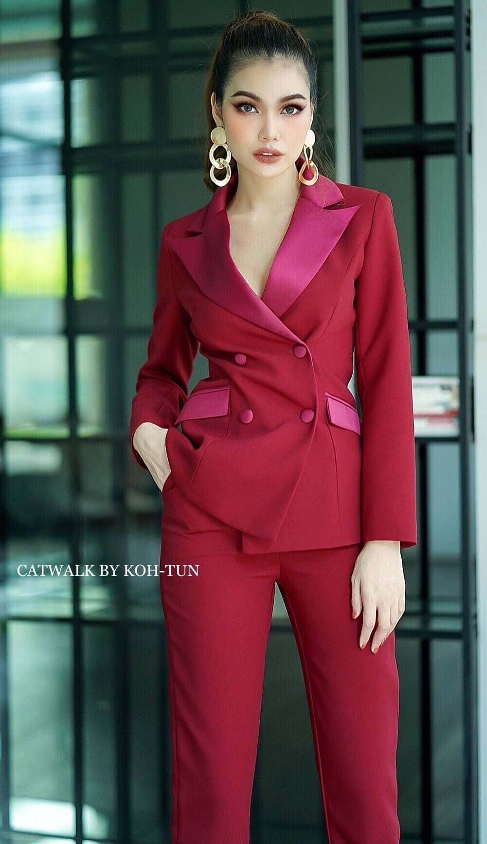 เรียบหรู ดูเท่ห์แบบมีสไตล์มากกับเซตBLAZERแต่งปกเลื่อม+กางเกงขายาวทรงสวย เนื้อผ้าเกรดเอ ตัวBLAZER เป็นทรงเข้ารูปสวย เพิ่มความหรูด้วยการแต่งปกและฝากระเป๋าด้วยผ้าเครปกึ่งเงาสีโทนเดียวกับตัวชุด ด้านหน้าแต่งกระดุมปั้ม 4 จุด มาคู่กับกางเกงขายาวทรงขากระบอกเล็ก ท