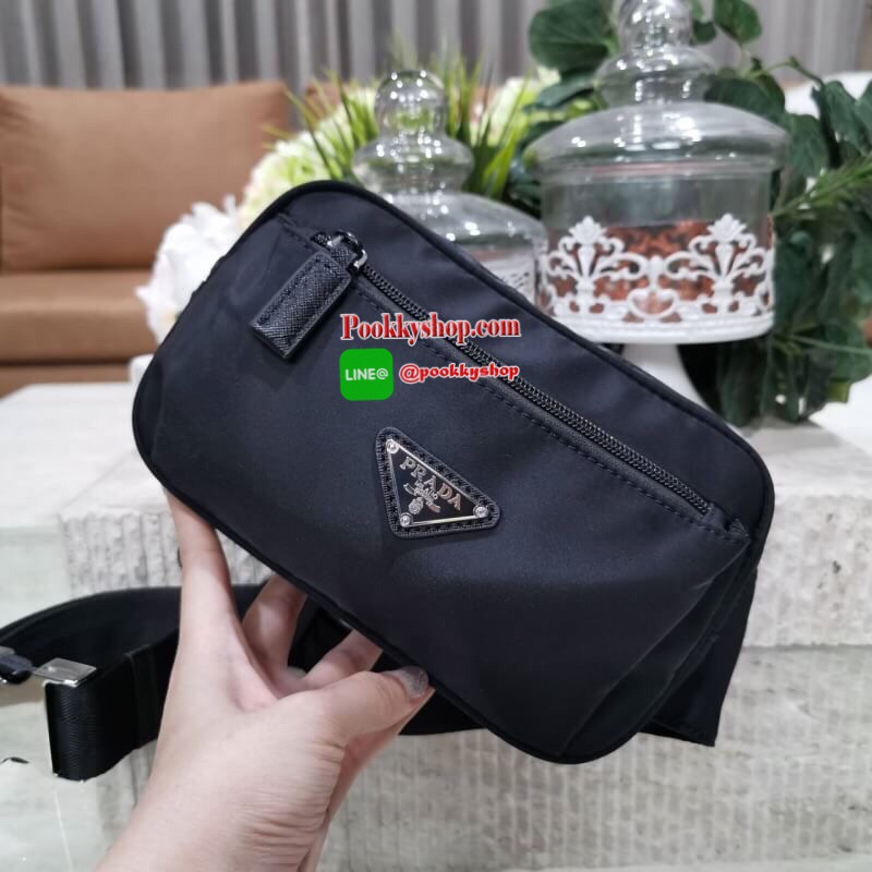 NEW! PRADA NYLON MINI WAIST BAG GIFT WITH PURCHASE (GWP) Limited edition กระเป๋าพรีเมี่ยมกิ๊ฟจากเคาน์เตอร์แบรนด์ต่างประเทศ วัสดุ Nylon เนื้อหนา ด้านหน้ามีโลโก้แบรนด์และช่องซิป เปิดปิดด้วยซิปสะดวกใช้ ภายใน Polyester 100% มีโลโก้ สายคาดเอวหรือคาดอกสามารถเลื
