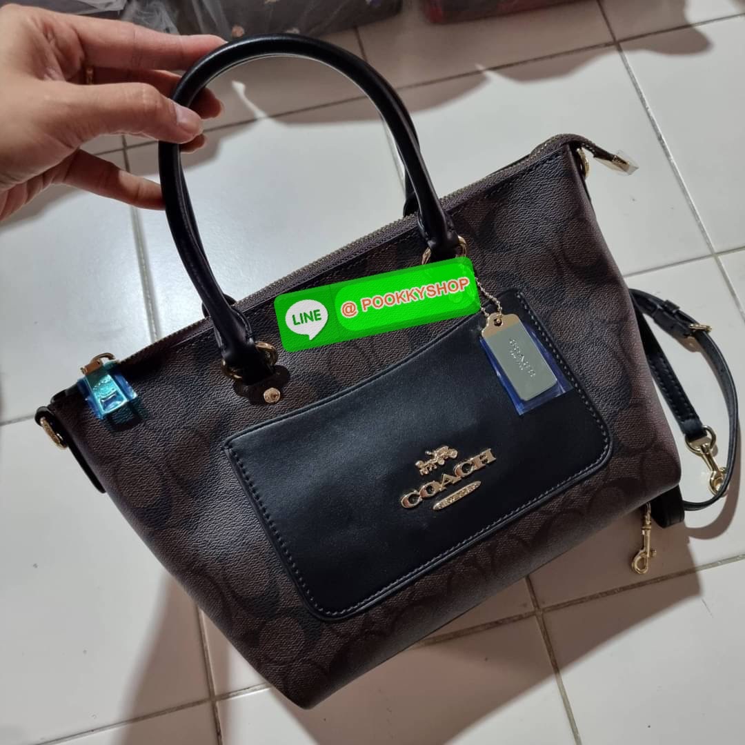 COACH F38089 MINI EMMA SATCHEL IN SIGNATURE CANVAS รุ่นหายาก รุ่นที่สาวๆตามหา จัดมาให้สมกับที่รอคอยกันไปเลยจ้า!! เป็นรุ่นที่ดีไซน์ออกมาให้ใช้งานง่าย สะดวก สวย หรู ดูดี!! กระเป๋าสะพายทรงสวย วัสดุหนังแคนวาสเคลือบลาย มาพร้อมสายสะพายข้างและหูจับในตัว ถอดออกถื