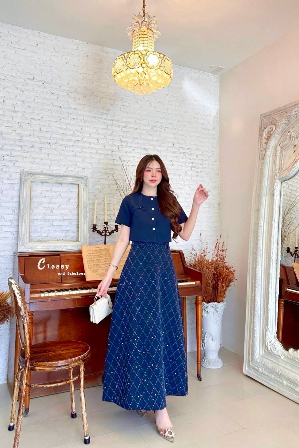 ชุดเซทแฟชั่น set เสื้อผ้าพื้นคอกลมแขนสั้นติดโบว์กระดุมเพชรด้านหน้า + กระโปรงยาวเพชร