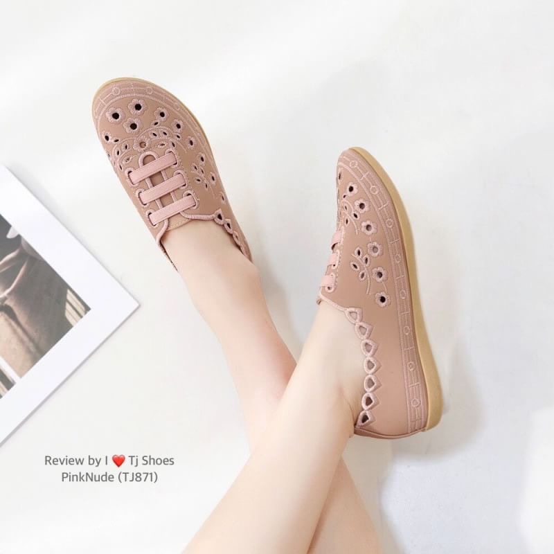 พร้อมส่งรองเท้าสุขภาพ ที่ทั่งเกร๋ทั้งน่ารักสุดๆ รองเท้ารุ่นนี้เป็นงานสั่งทำพิเศษ หนังนิ้มนิ่ม จับแมทกับชุดอะไรก็เกร๋ก็น่ารักสุดๆ พื้นบุนิ่มแถมมีรูระบายอากาศใส่แล้วเท้าไม่อับ ใส่นุ่มเดินสบายมากๆ ส้นยางอย่างดี เป็นรุ่นแนะนำ ซื้อไปรับรองไม่ผิดหวัง ห้ามพลาดเล