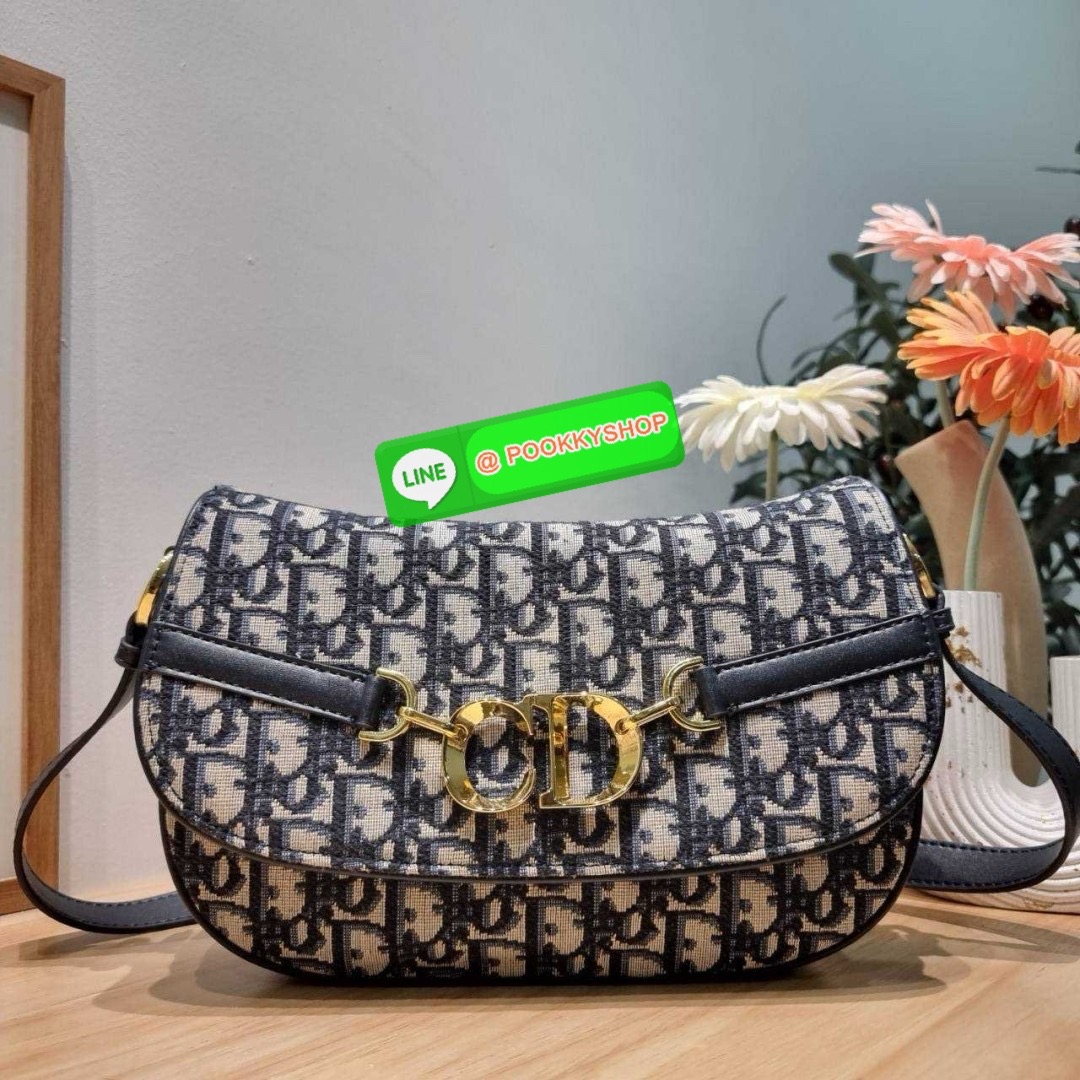 กระเป๋าสะพายทรงสวย ดีไซน์โลโก้โดดเด่นและหรูหรา ดีเทลดูดีมีกิมมิคในตัว