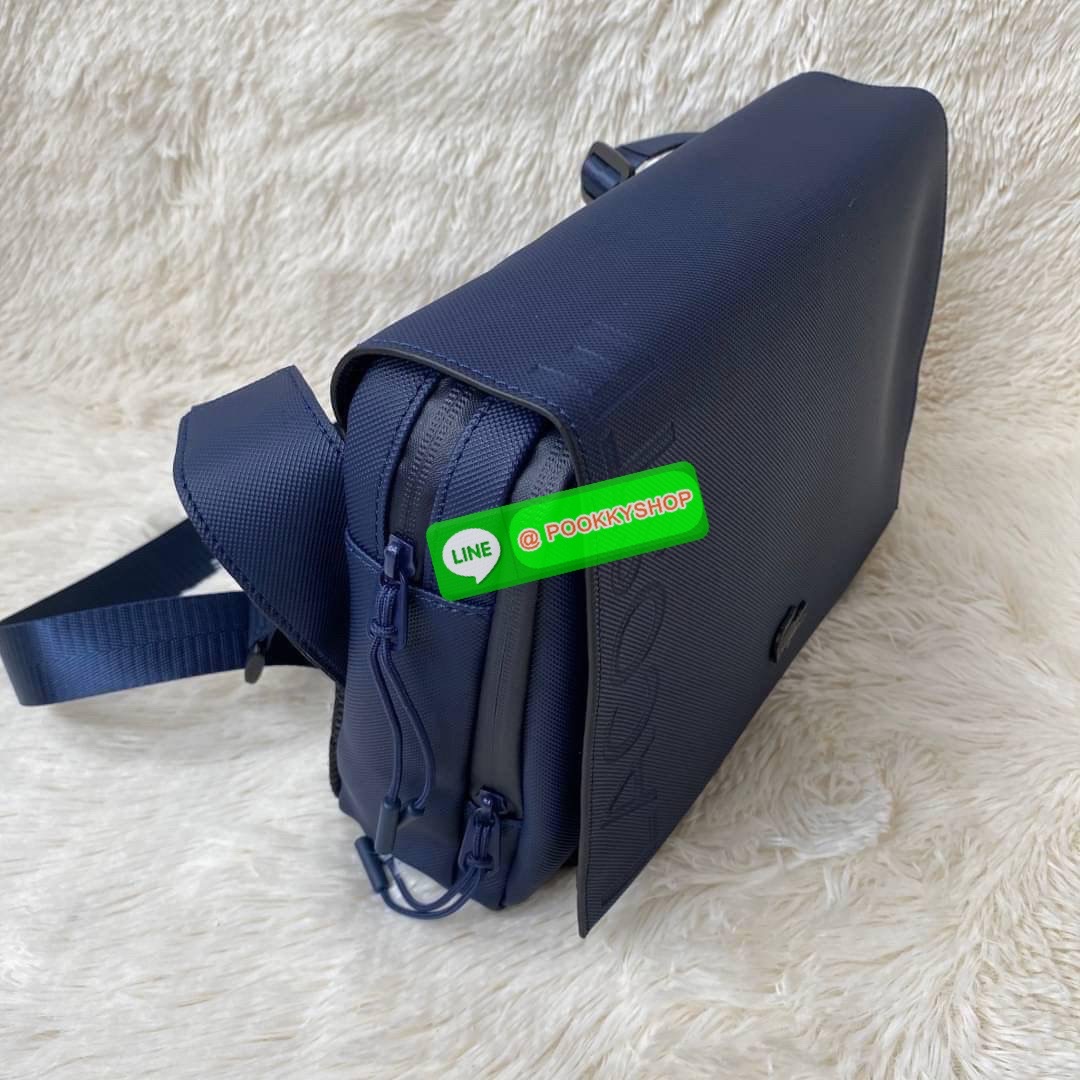 Small Pouch วัสดุ PVC คุณภาพดีตามแบบฉบับแบรนด์ น้ำหนักเบา กันน้ำ ด้านหน้ามีโลโก้เหล็ก ฝาเปิดปิดด้วยคลิปล๊อค 2 ด้าน ช่องหลัก ด้านในมีช่องซิปพร้อมหัวซิปแบรนด์ ใส่กระเป๋าสตางค์ใบยาว ipad มือถือ ของจุกจิกได้เยอะ ด้านหน้ามีช่องใส่ของ 1 ช่องปิดด้วยซิป พร้อมสายส