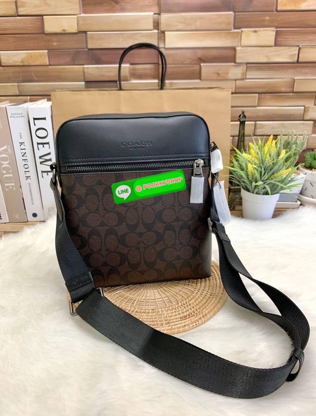 COACH Houston Flight Bag In Signature ((73336)) พร้อมส่งอีกครั้งค่ะ รุ่นที่คุณผู้ชายต้องมีติดตัว! กระเป๋าสะพายครอสบอดี้ร์ หนังแท้ หนังนิ่มดีค่ะ ด้านหน้าเป็นช่องซิปยาวให้หนึ่งช่อง เปิดปิดกระเป๋าแบบซิปภายในโล่ ใส่ของได้เยอะพอประมานเลยนะคะ พร้อมช่องแยกย่อย ใ