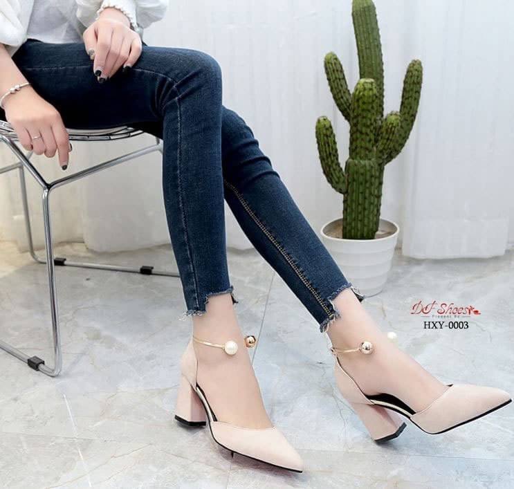 สินค้าพร้อมส่ง รองเท้าส้นสูงหัวแหลมนำเข้า วัสดุผ้าสักหราด ส้นตัน ดีไซน์อะไหล่สีทองประดับที่ข้อเท้า ดูเรียบหรู จับแมทง่ายกับทุกชุดค่ะ